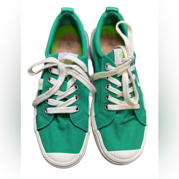 🤩 NEW LISTING! Cariuma Sneakers Women’s Kelly Green Sz 7 Low Top EUC - Picture 1 of 9